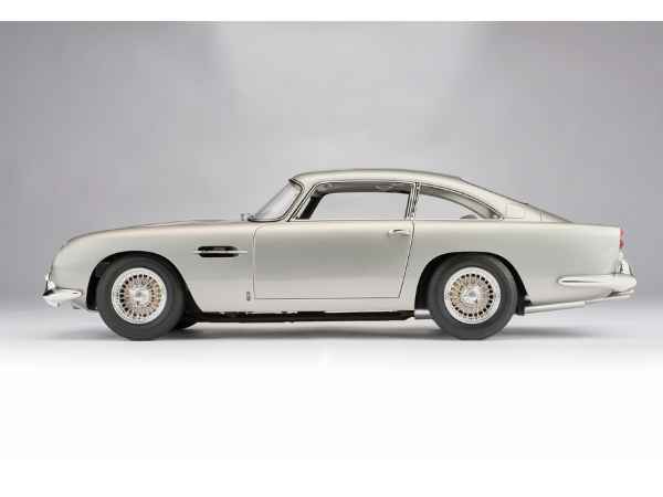 Aston Martin DBR9 1:8 Scale Model by Amalgam Collection